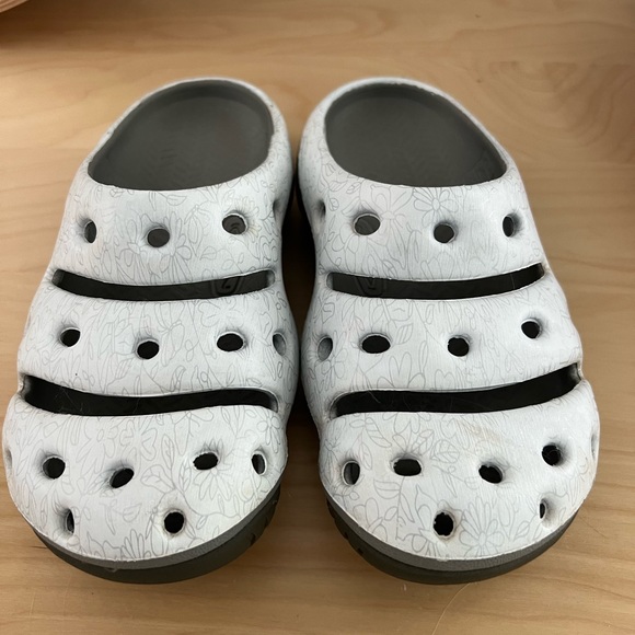 Keen Yogui Arts slides, size 5, EUC - Picture 2 of 3